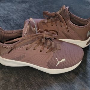 Women's Puma Soft Foam+ sz 6